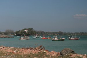 bunte Fischerboote zwischen Koggala und Mirissa