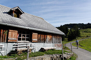 Bauernhof zwischen Arvenbüel und Alp Looch