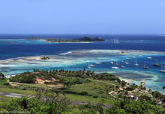 Blick von Union Island nach Mayreau, einer der Grenadinen
