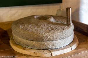 alter Handmahlstein in der Quendale Water Mill