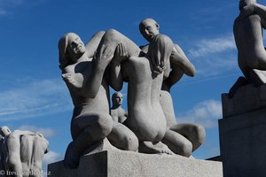 Steinmenschen im Vigelandsparken die Spaß am Leben haben