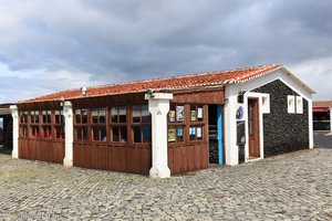 Café bei den Schwimmbecken von Biscoitos