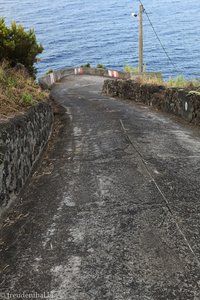 Straße hinab zum Leuchtturm von Arnel