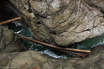 hängen gebliebene Baumstämme in der Breitachklamm