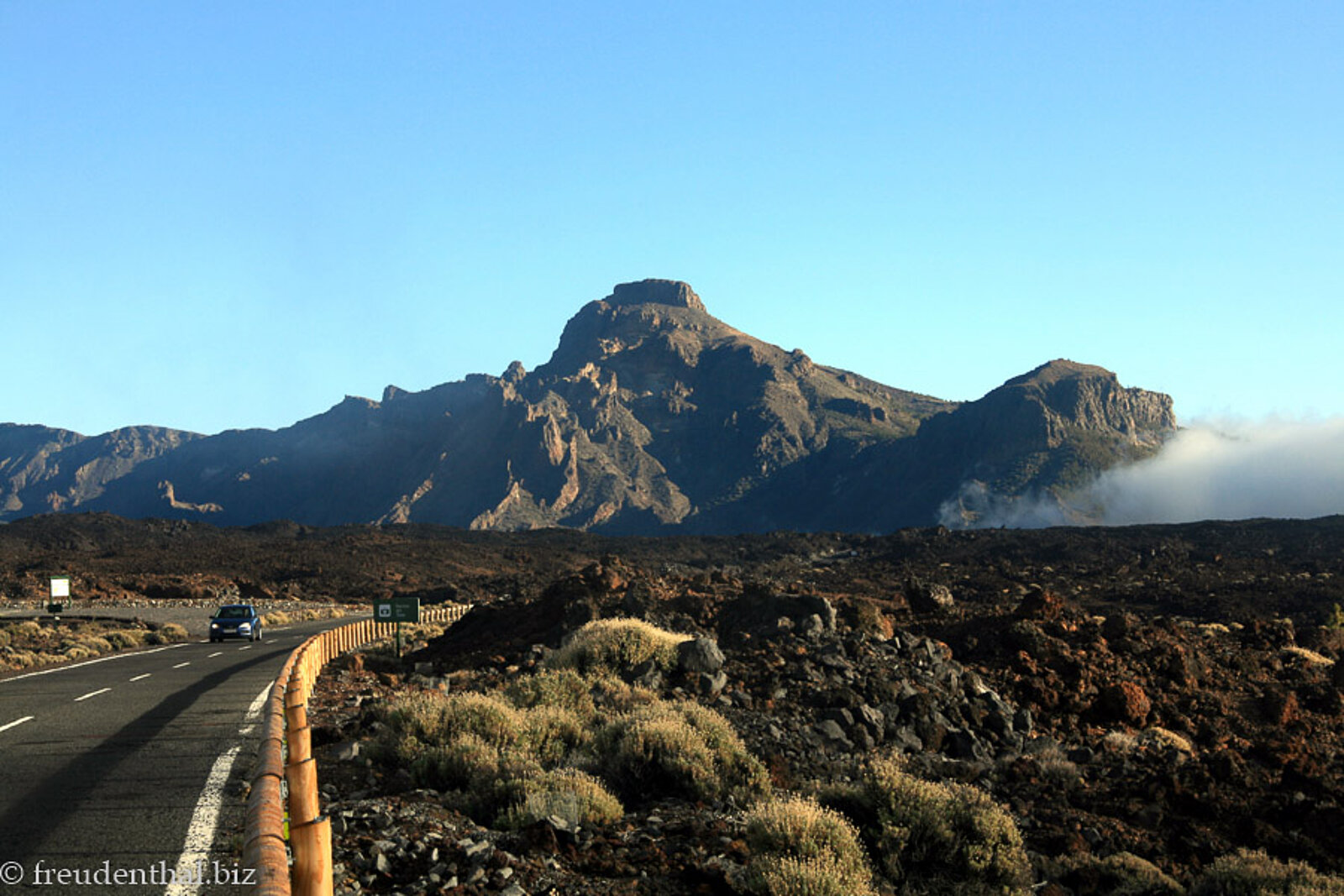 Abenddämmerung nahe dem Mirador de Chío mit seitlich aufziehenden Wolken im Teide-Nationalpark auf Teneriffa