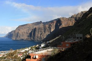 Blick von der Aussichtsterrasse zu den Felsen von Los Gigantes