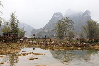 Brücke über einen Seitenarm des Quây Sơn