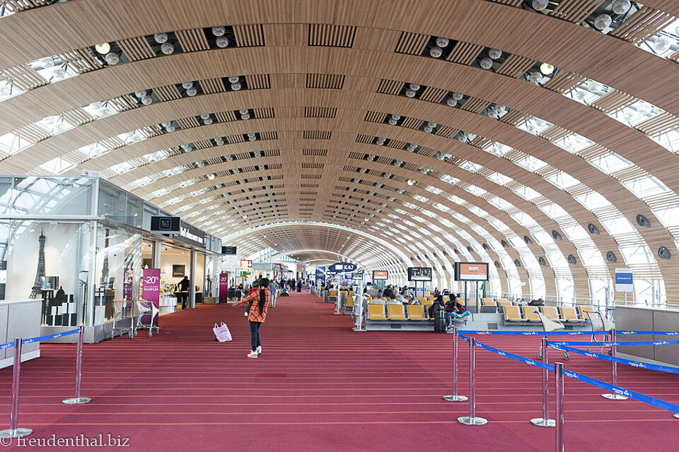 Blick durch eine Flughafenhalle beim Paris-Charles-de-Gaulle