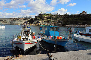 Fischerboote im kleinen Hafen von Agios Georgios