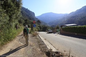 links zweigt der Wanderweg zum Puig des Teix ab