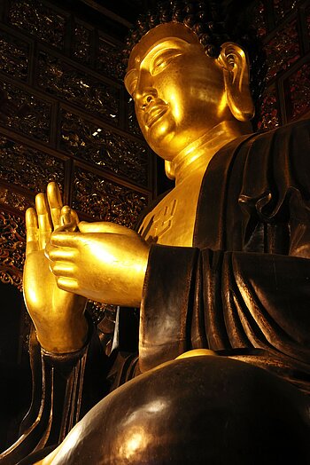 Buddha in der Goldenen Pagode in Hoa Lư (Ninh Binh), Vietnam 