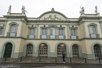 Das Stadttheater von Popayán ist grün anstatt weiß.