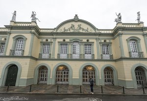 Das Stadttheater von Popayán ist grün anstatt weiß.