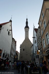 Ein Blick durch die Gassen zum Rathaus von Tallinn