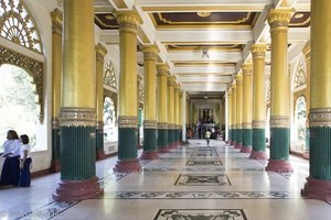 im Westeingang zur Shwedagon-Pagode