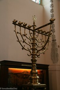 neunarmiger Kerzenständer in der Altneu-Synagoge