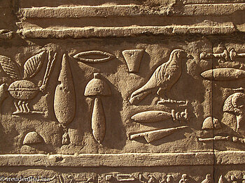 Wandrelief im Tempel des falkenköpfigen Gottes