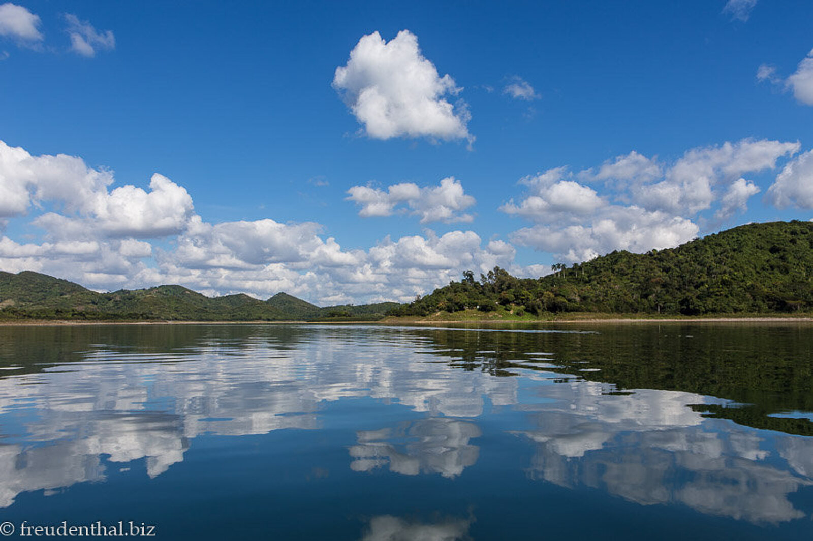 Bootsausflug auf dem Embalse Hanabanilla im Bergland von Kuba