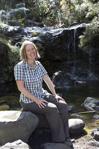 Anne beim kleinen Wasserfall