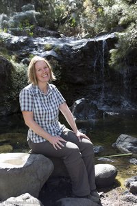 Anne beim kleinen Wasserfall