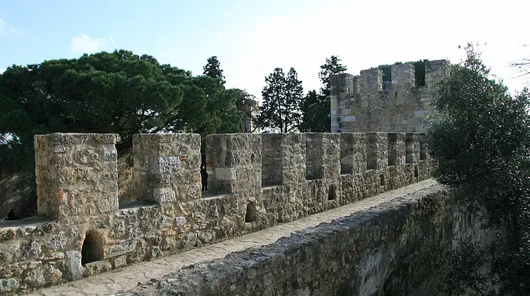 Zinnen krönen den Abschluss der Festungsmauer