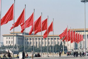 Rote Flaggen am Platz des himmlischen Friedens