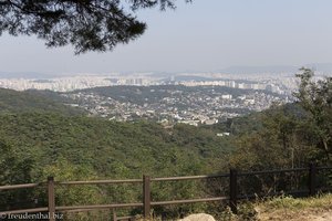 Wir blicken über die Stadt Seoul