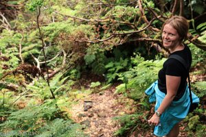 Annette vor dem Abstieg in die Wildnis von Terceira Mar