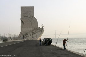 Angler beim Denkmal der Entdeckungen