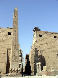Obelisk der Hatschepsut vorm ersten Pylon des Tempels