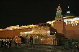 Roter Platz und das Lenin-Mausoleum bei Nacht