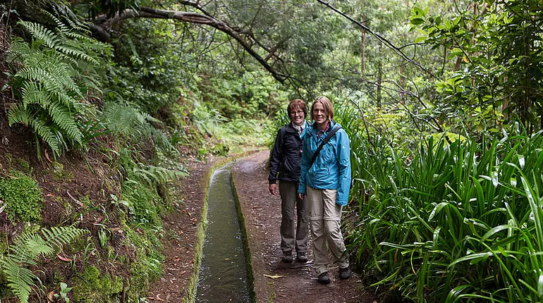 Anne und Rita an der Levada do Rei