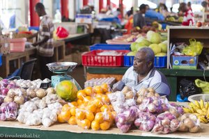 Gelangweilter Verkäufer auf dem Markt von Victoria