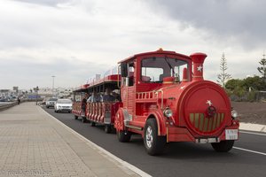 Die rote Bahn fährt durch Arrecife und klappert Sehenswürdigkeiten ab