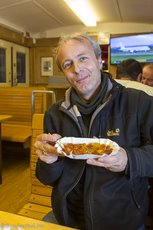 Lars bekommt noch eine Currywurst in der EsS-Bahn am Flughafen Tegel