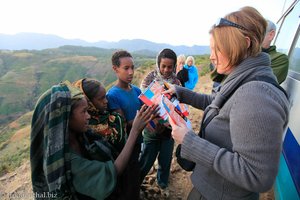 Anne verteilt Schulhefte als Geschenke in Äthiopien