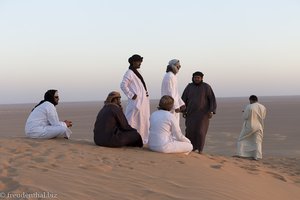 unsere Fahrer warten auf den Sonnenuntergang im Oman