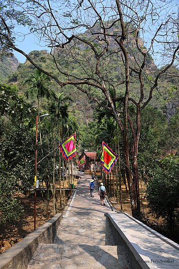 Treppenweg zum Tempel Đền Thung Lá bei Van Long