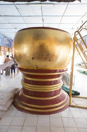 großer goldener Kelch im Manuha Tempel von Bagan