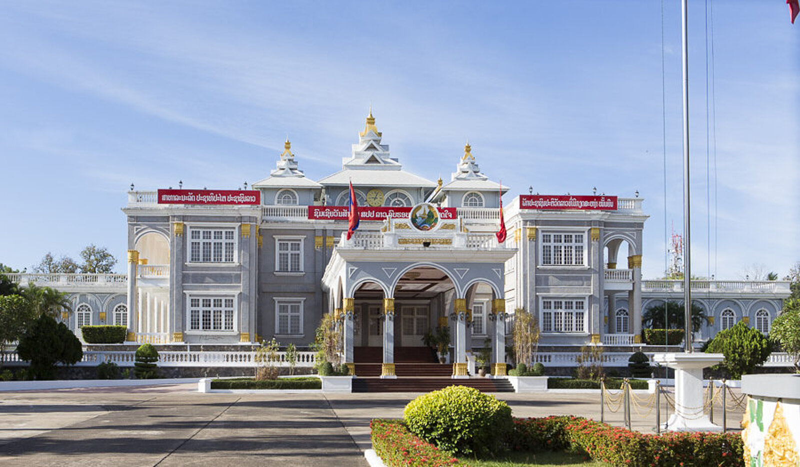 Einfahrt vorm laotischen Präsidentenpalast in Vientiane, der Hauptstadt Laos'