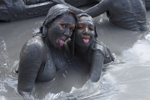 Kolumbianerinnen haben Spaß im Schlammbad von El Totuma.