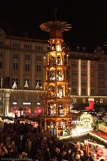 die weltgrößte handgeschnitzte Weihnachtspyramide