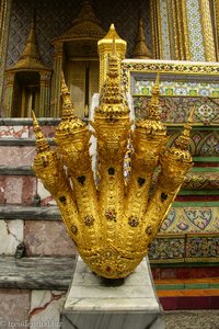Ein goldener Drachenfuß beim Wat Phra Kaeo.