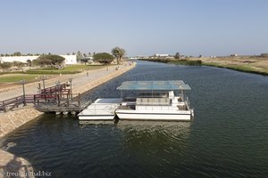 Boote in der Lagune Khor Al Baleed im Oman