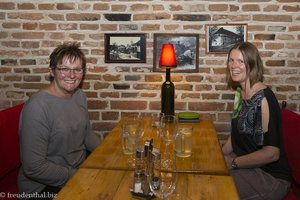 Rita und Anne im Weinkeller von Sibiu