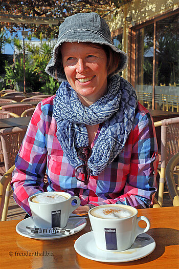 Anne genießt ihren Cappuccino in der Agora Tavern