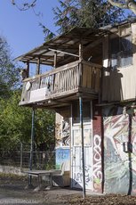 Osman Kalins Baumhaus an der Mauer in Kreuzberg - Berlin