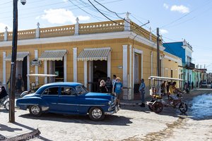 Oldtimer und Fahrradrikscha in Trinidad