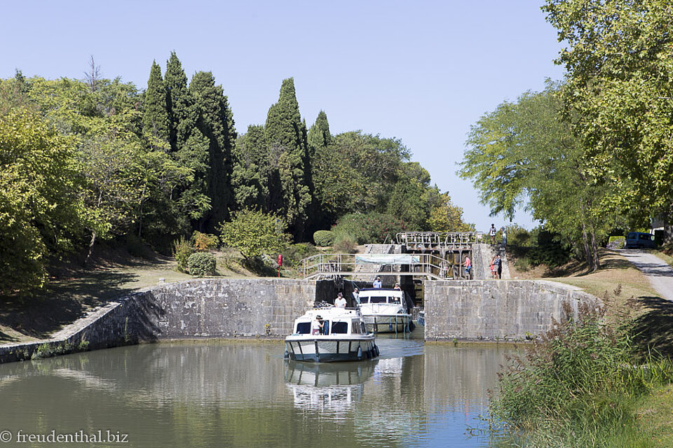 Boote verlassen die Doppelschleuse von Lalande am Canal du Midi