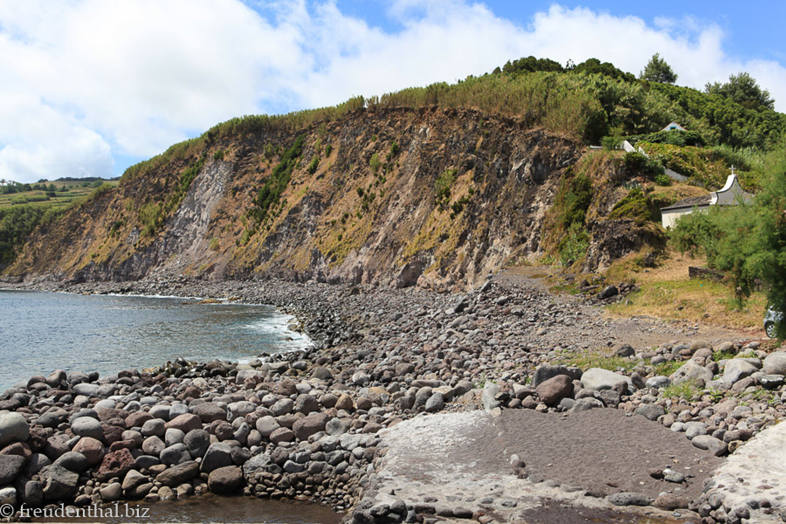 Schroffe Felsküste bei Ribeirinha auf der Azoreninsel Faial